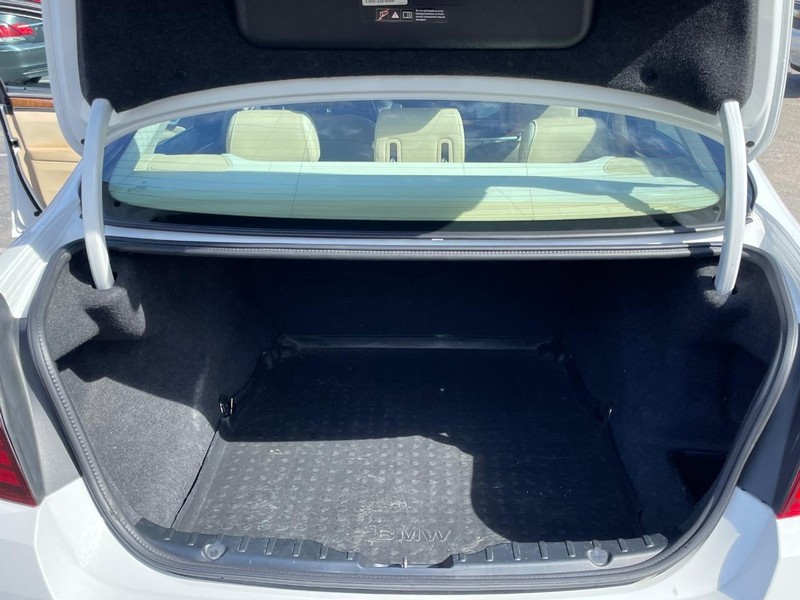 BMW 5 Series Vehicle Full-screen Gallery Image 21