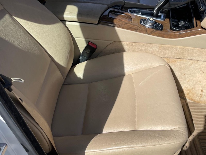 BMW 5 Series Vehicle Full-screen Gallery Image 22