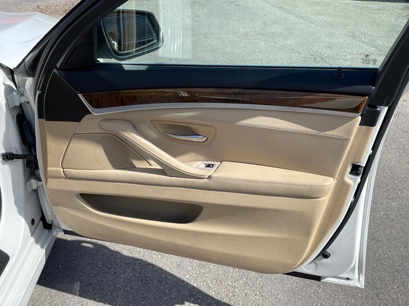 BMW 5 Series Vehicle Full-screen Gallery Image 23