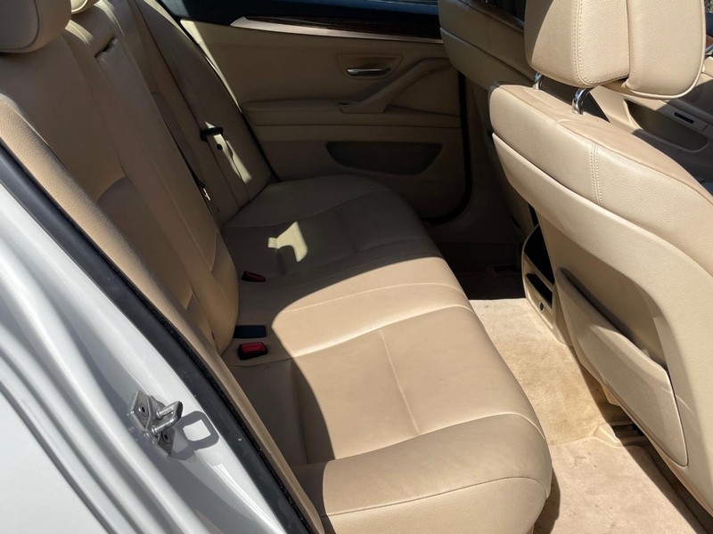BMW 5 Series Vehicle Full-screen Gallery Image 24