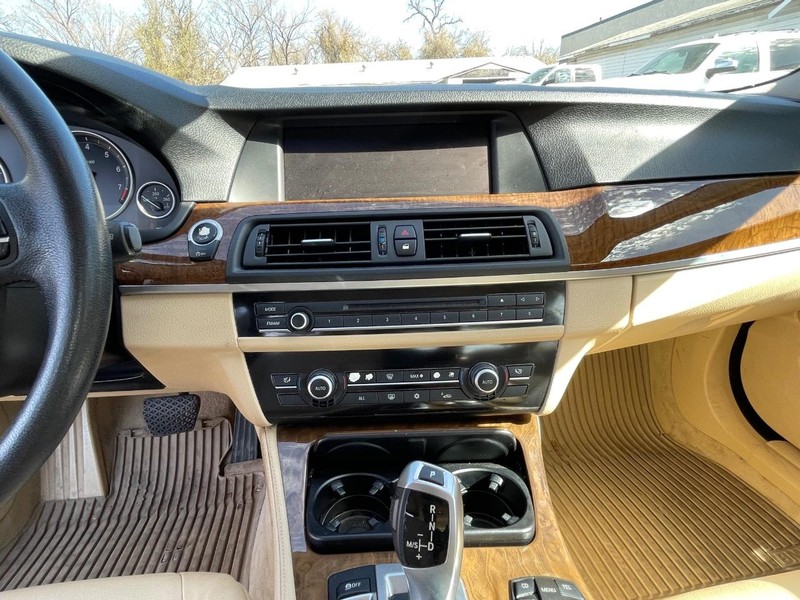 BMW 5 Series Vehicle Full-screen Gallery Image 25