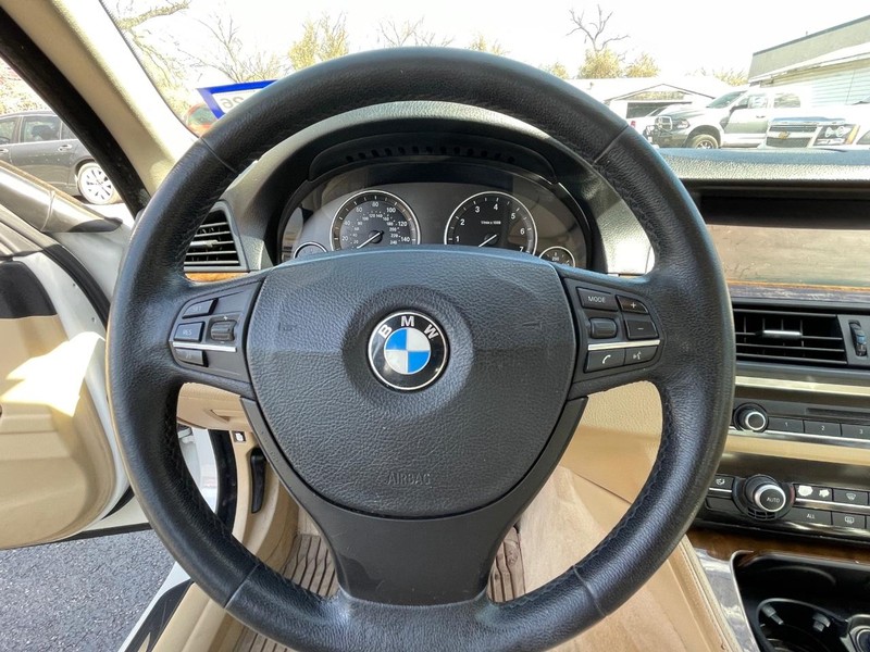 BMW 5 Series Vehicle Full-screen Gallery Image 26