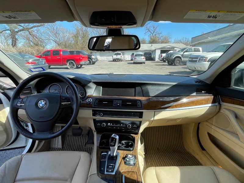 BMW 5 Series Vehicle Full-screen Gallery Image 27