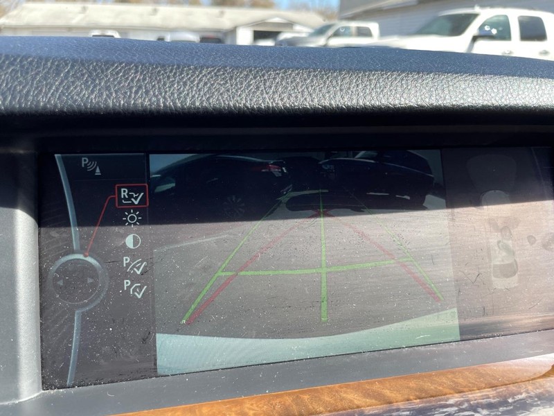 BMW 5 Series Vehicle Full-screen Gallery Image 28