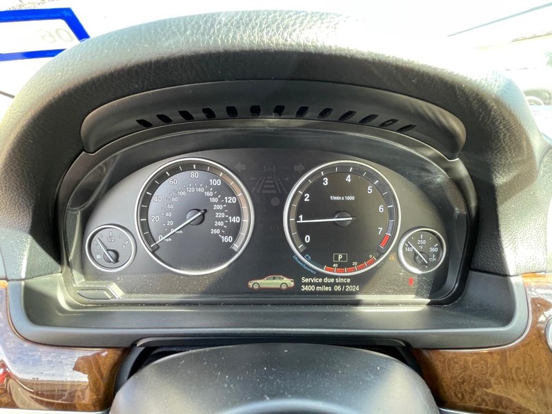 BMW 5 Series Vehicle Full-screen Gallery Image 29