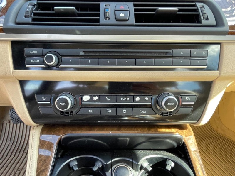 BMW 5 Series Vehicle Full-screen Gallery Image 30