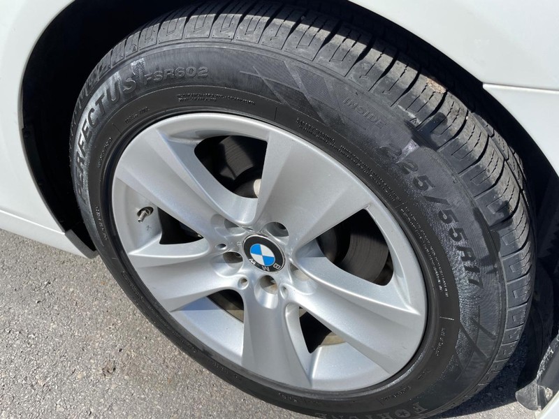 BMW 5 Series Vehicle Full-screen Gallery Image 31