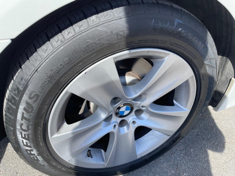 BMW 5 Series Vehicle Full-screen Gallery Image 32