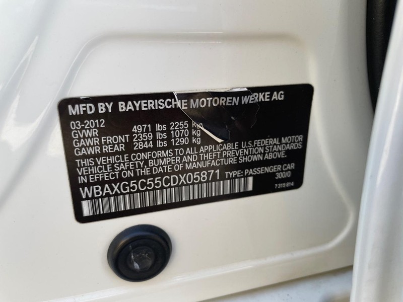 BMW 5 Series Vehicle Full-screen Gallery Image 34