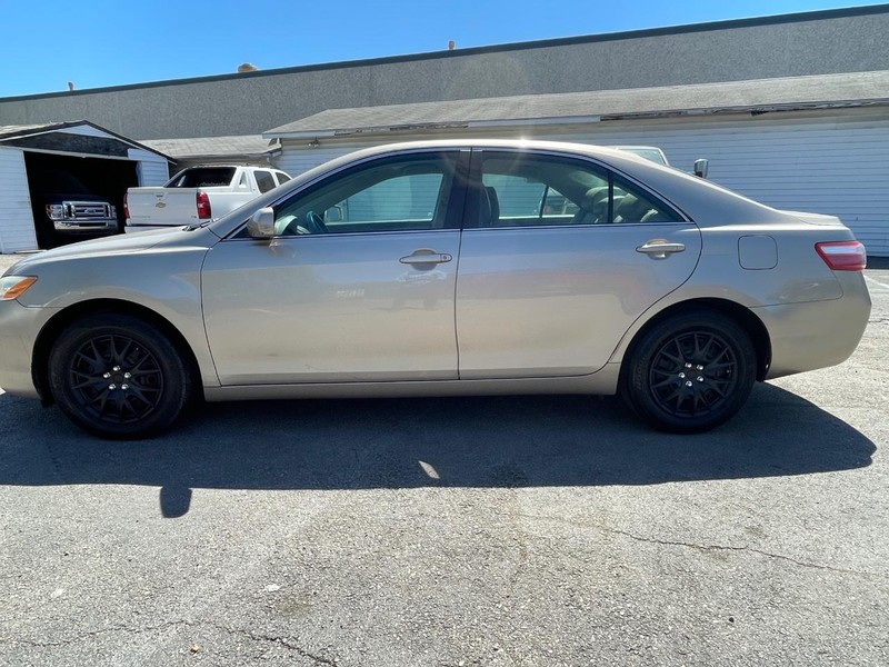 Toyota Camry Vehicle Full-screen Gallery Image 02