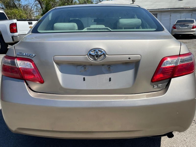 Toyota Camry Vehicle Full-screen Gallery Image 04