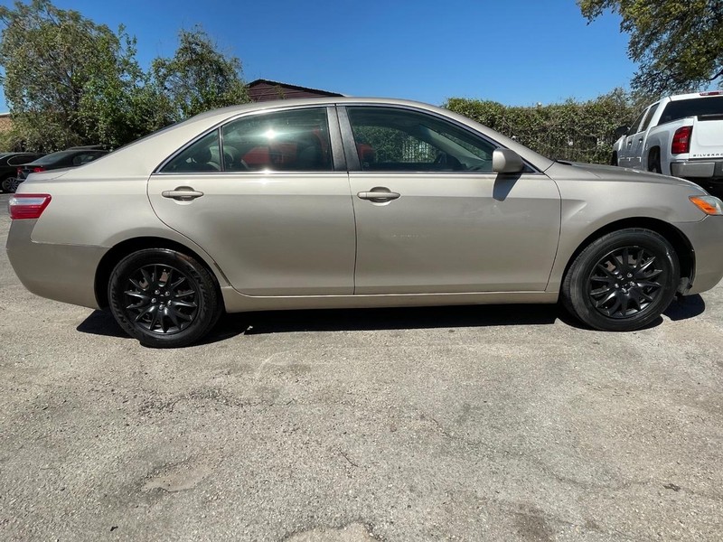 Toyota Camry Vehicle Full-screen Gallery Image 07