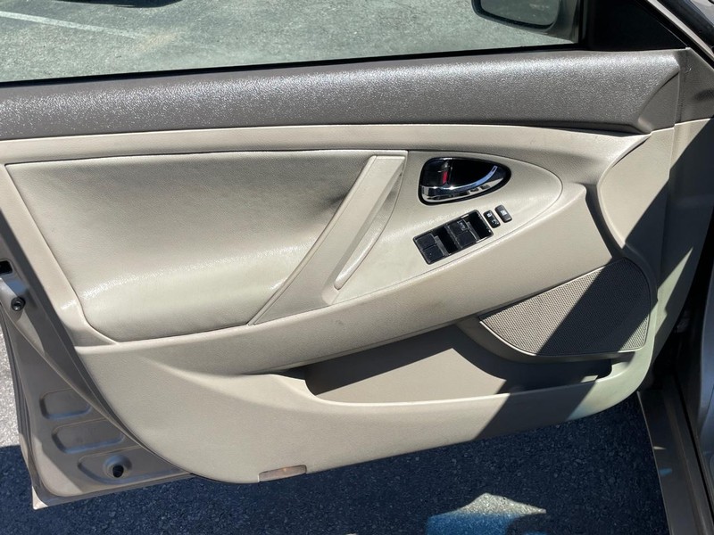 Toyota Camry Vehicle Full-screen Gallery Image 11