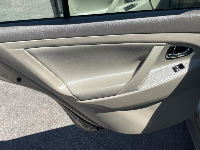 Toyota Camry Vehicle Full-screen Gallery Image 12