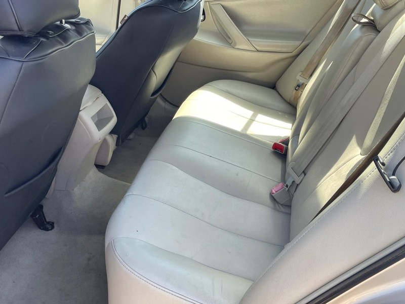 Toyota Camry Vehicle Full-screen Gallery Image 13