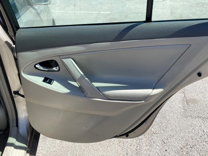 Toyota Camry Vehicle Full-screen Gallery Image 14