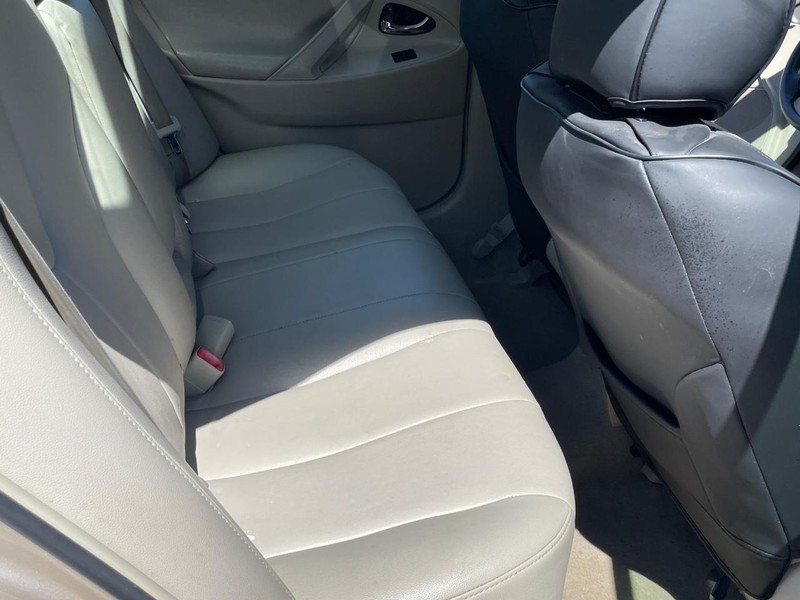 Toyota Camry Vehicle Full-screen Gallery Image 16