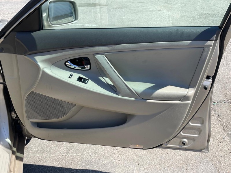 Toyota Camry Vehicle Full-screen Gallery Image 17