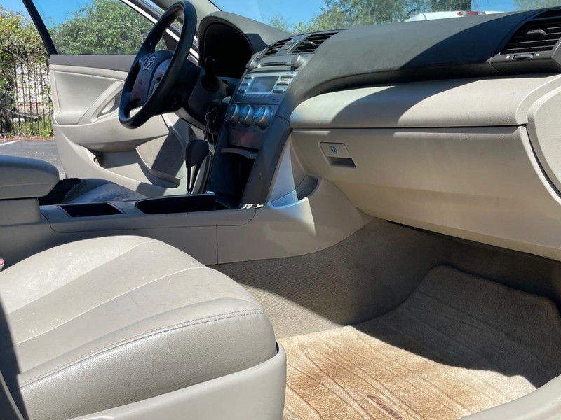 Toyota Camry Vehicle Full-screen Gallery Image 18