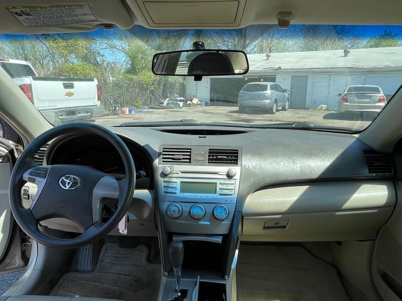 Toyota Camry Vehicle Full-screen Gallery Image 19