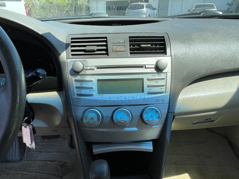 Toyota Camry Vehicle Full-screen Gallery Image 21