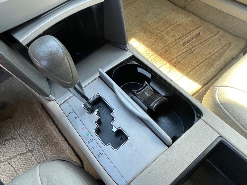 Toyota Camry Vehicle Full-screen Gallery Image 23