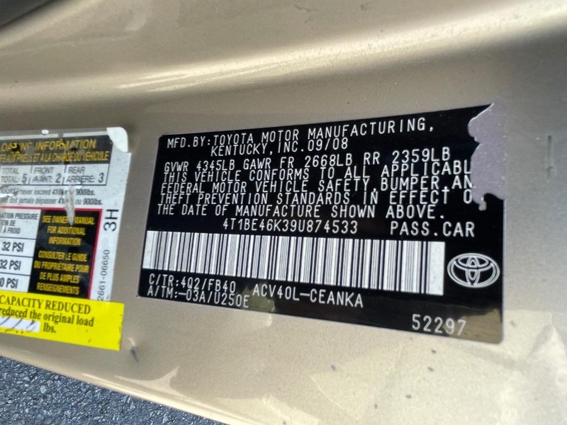 Toyota Camry Vehicle Full-screen Gallery Image 24