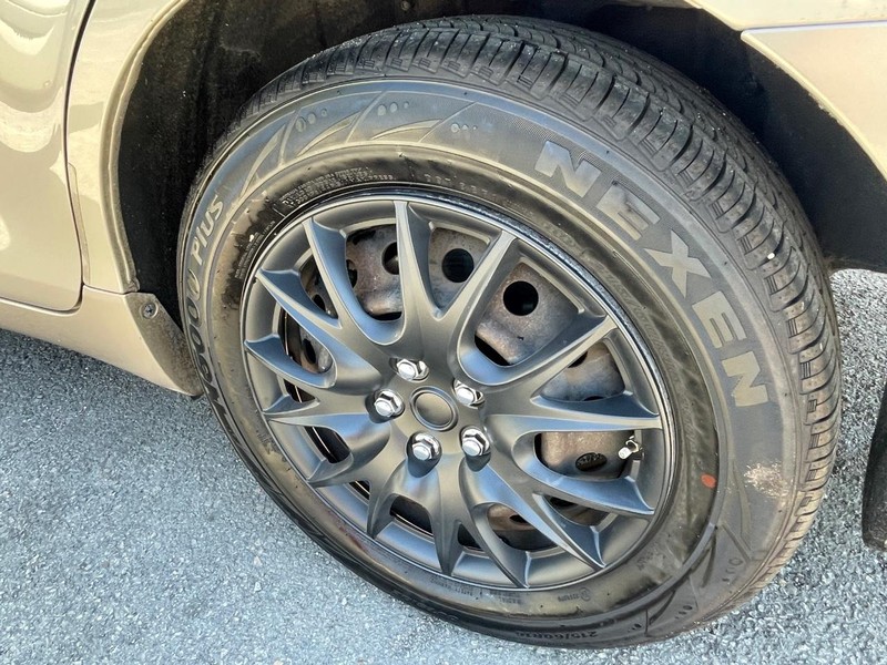 Toyota Camry Vehicle Full-screen Gallery Image 25