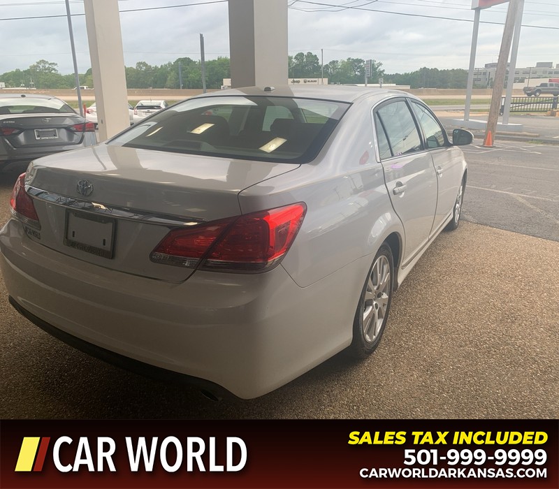 Toyota Avalon Vehicle Full-screen Gallery Image 3