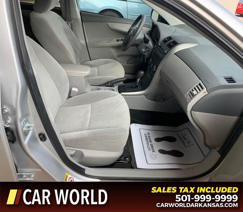 Toyota Corolla Vehicle Full-screen Gallery Image 10