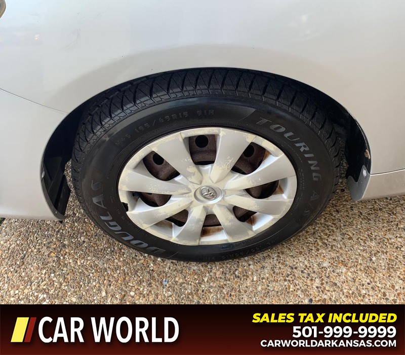 Toyota Corolla Vehicle Full-screen Gallery Image 16