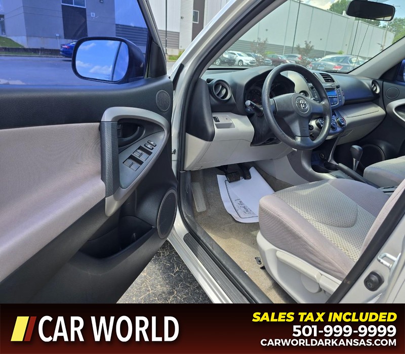 Toyota RAV4 Vehicle Full-screen Gallery Image 7