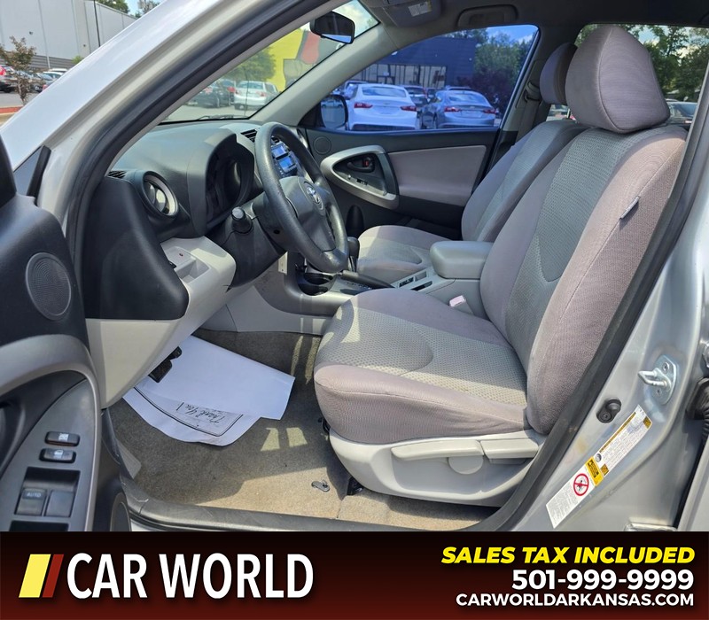 Toyota RAV4 Vehicle Full-screen Gallery Image 8