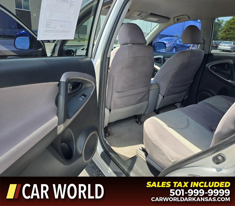 Toyota RAV4 Vehicle Full-screen Gallery Image 9