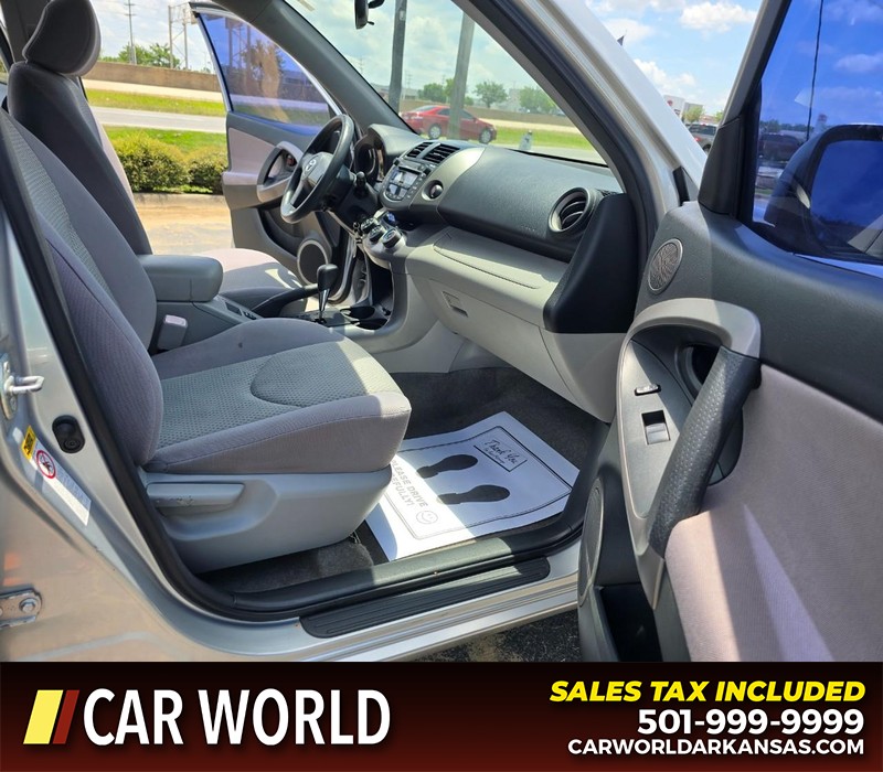 Toyota RAV4 Vehicle Full-screen Gallery Image 11