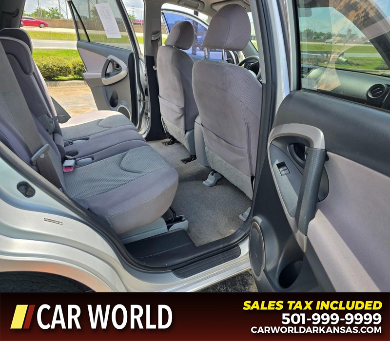 Toyota RAV4 Vehicle Full-screen Gallery Image 12