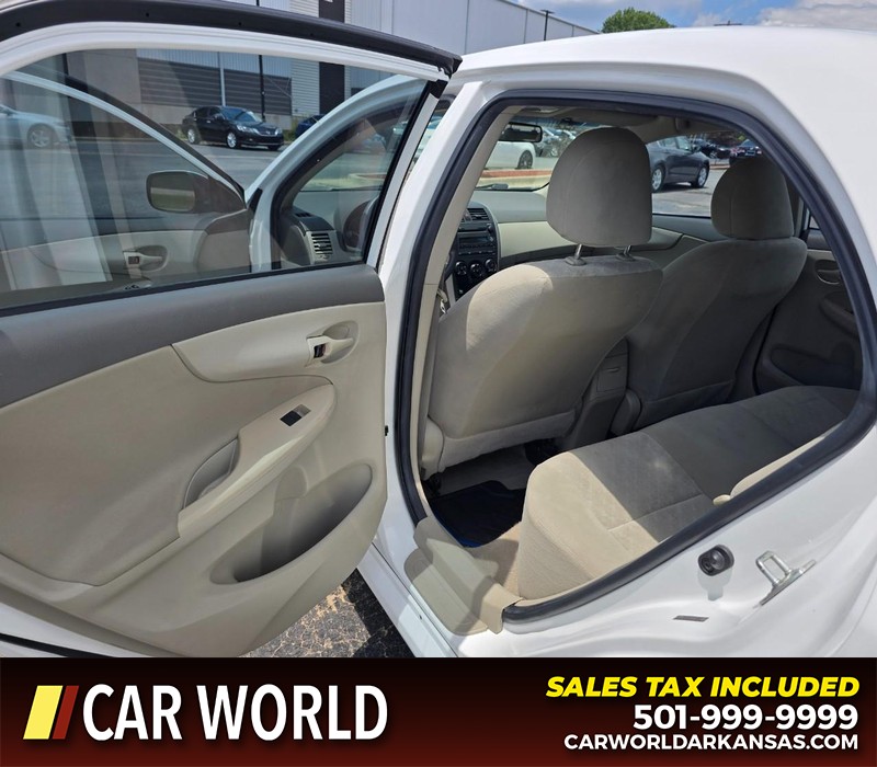 Toyota Corolla Vehicle Full-screen Gallery Image 9