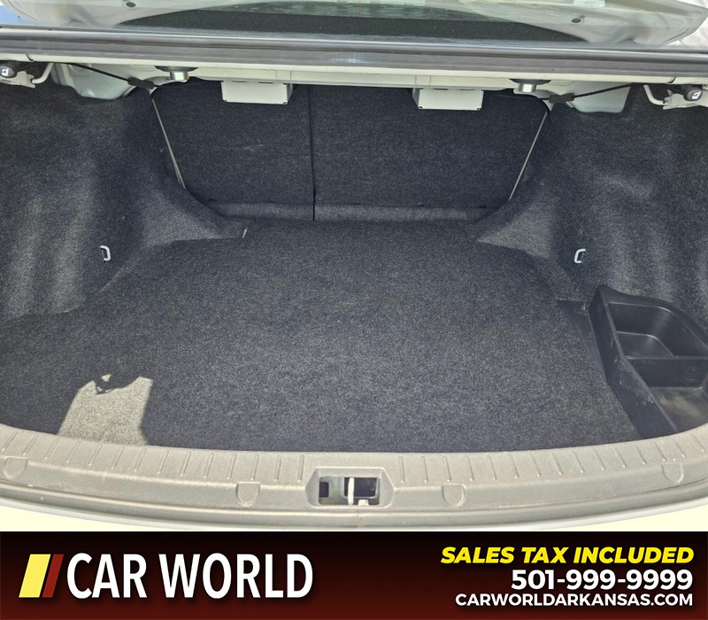 Toyota Corolla Vehicle Full-screen Gallery Image 13