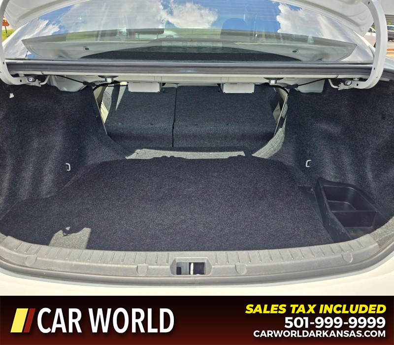 Toyota Corolla Vehicle Full-screen Gallery Image 14