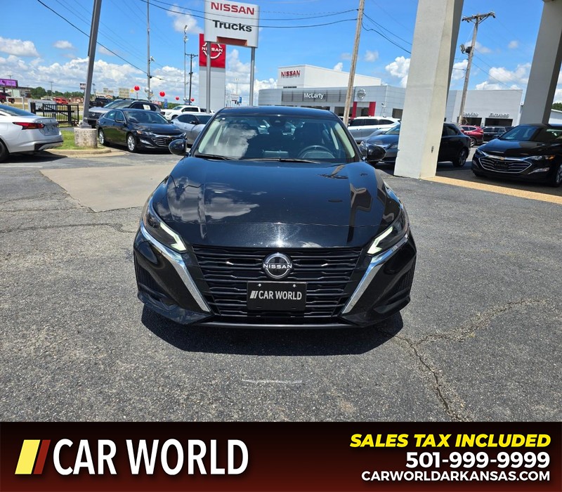 Nissan Altima Vehicle Full-screen Gallery Image 2