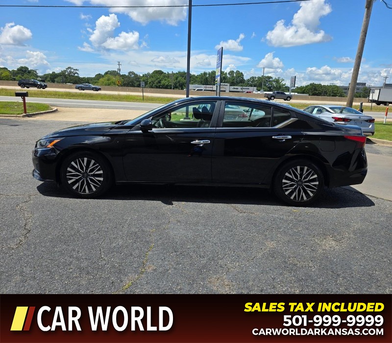 Nissan Altima Vehicle Full-screen Gallery Image 4