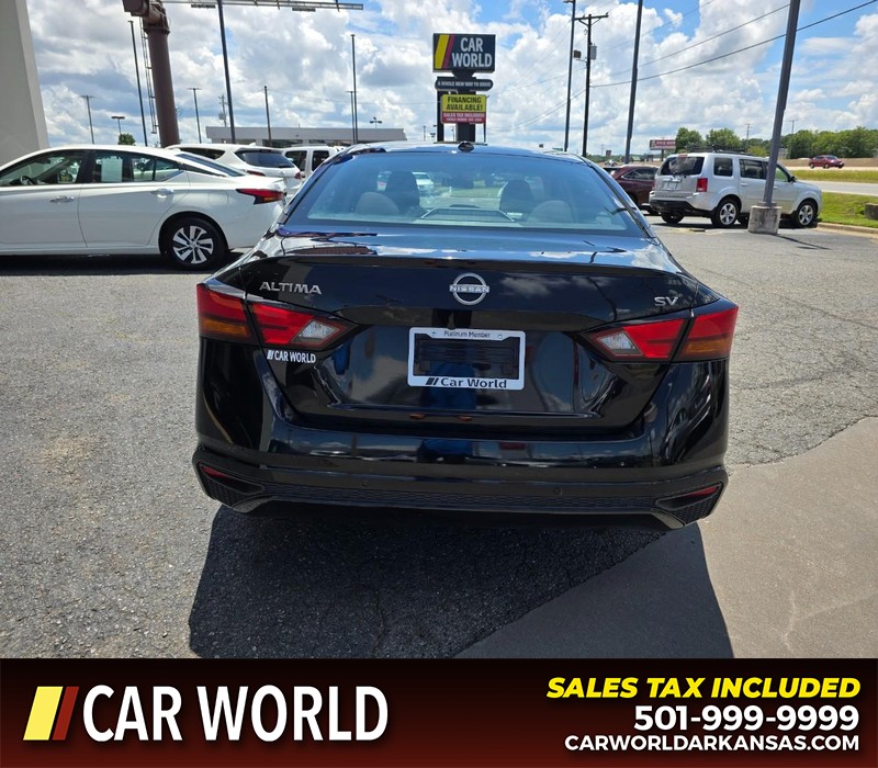 Nissan Altima Vehicle Full-screen Gallery Image 5