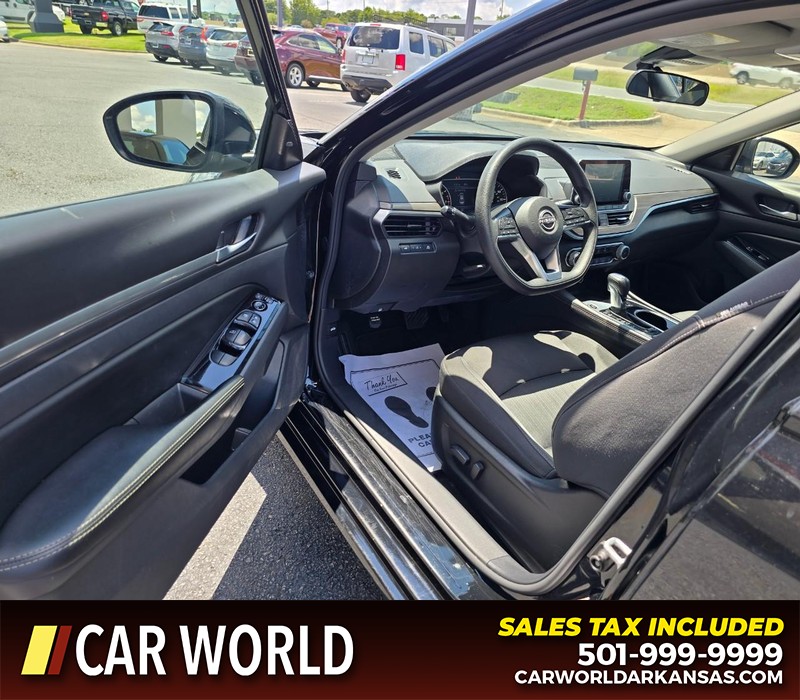 Nissan Altima Vehicle Full-screen Gallery Image 6