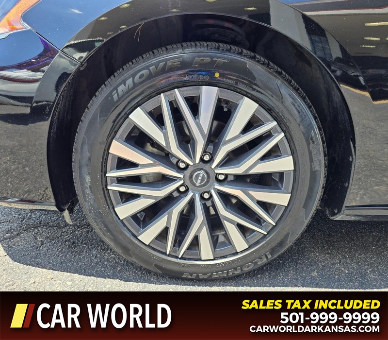 Nissan Altima Vehicle Full-screen Gallery Image 7