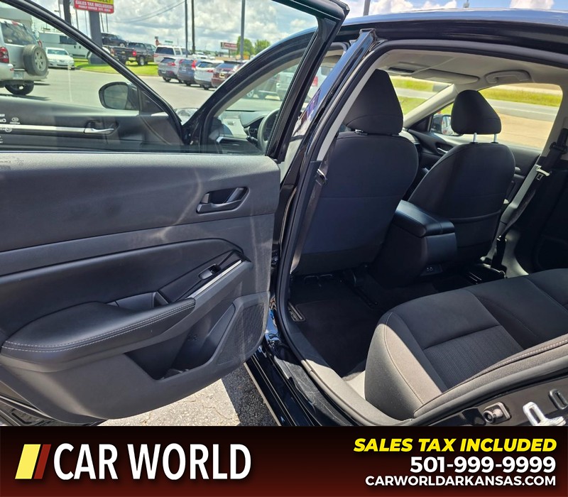 Nissan Altima Vehicle Full-screen Gallery Image 9