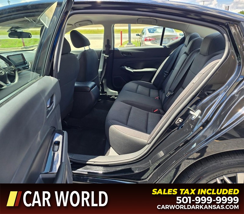 Nissan Altima Vehicle Full-screen Gallery Image 10