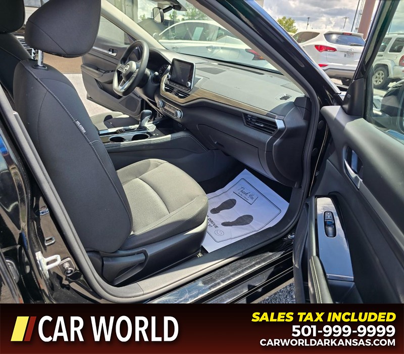 Nissan Altima Vehicle Full-screen Gallery Image 11