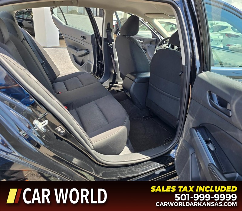 Nissan Altima Vehicle Full-screen Gallery Image 12