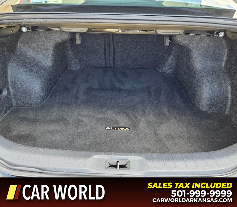 Nissan Altima Vehicle Full-screen Gallery Image 13