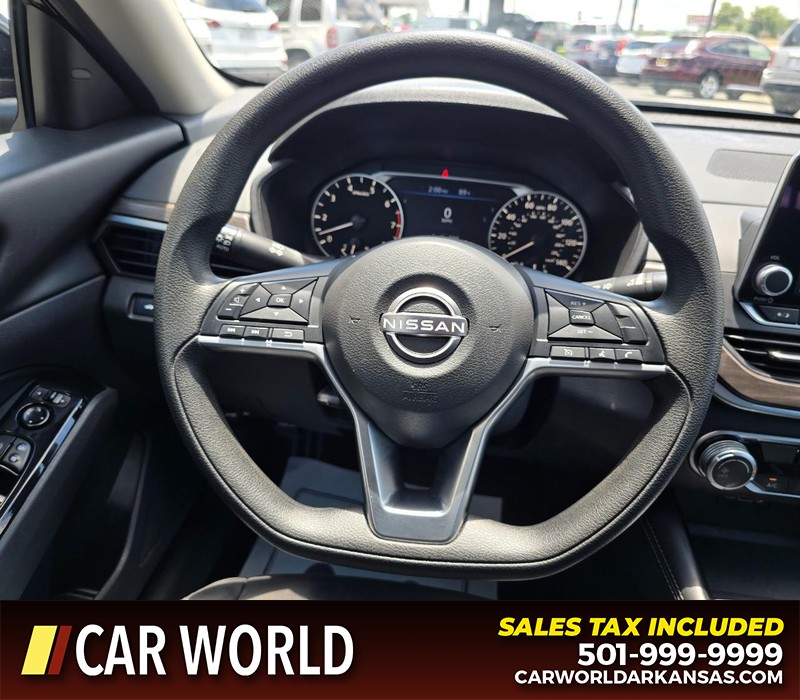 Nissan Altima Vehicle Full-screen Gallery Image 15